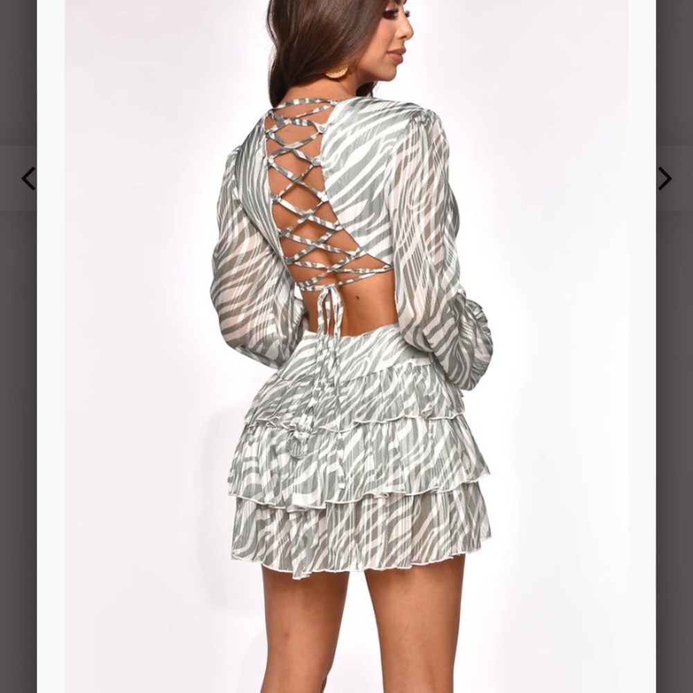 CUT OUT RUFFLE DRESS SAGE 😍 - Picture 2 of 10